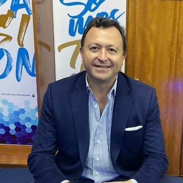 clarincom's tweet photo. JAIRO PACHÓN, EL EMPRESARIO COLOMBIANO DETRÁS DEL AMISTOSO CON BURKINA FASO

Lectura rápida
El agente de partidos FIFA dirige Eurodata Sport y gestionó los rivales de la Selección tras conversar con Claudio Tapia. El partido quedó en duda después de que se cancelara el chárter que debía trasladar a la delegación africana desde Marruecos a Buenos Aires. La Federación de Burkina Faso atribuyó el problema al proveedor del vuelo.

Su empresa y trayectoria
Pachón dirige Eurodata Sport, una compañía familiar dedicada a organizar partidos, concentraciones y actividades vinculadas con futbolistas. La empresa asegura haber promovido más de cien encuentros internacionales. Pachón ya había participado en amistosos de Argentina.

El antecedente polémico
En 2022, la Federación Costarricense cortó relaciones con Eurodata por un posible conflicto de intereses. El hermano de Jairo, Ricardo Pachón, representaba al entonces técnico de Costa Rica, Luis Fernando Suárez, mientras la empresa organizaba amistosos del seleccionado. Jairo sostuvo que sus acuerdos con la federación eran anteriores a la llegada del entrenador.

Cómo sigue
Burkina Faso sigue varada en Marruecos mientras las autoridades buscan una alternativa para trasladar al plantel. Los tiempos de viaje generan reparos entre los jugadores y el margen para disputar el amistoso en el Monumental es cada vez menor.

(+) en Clarín: https://t.co/dLJulfwcis