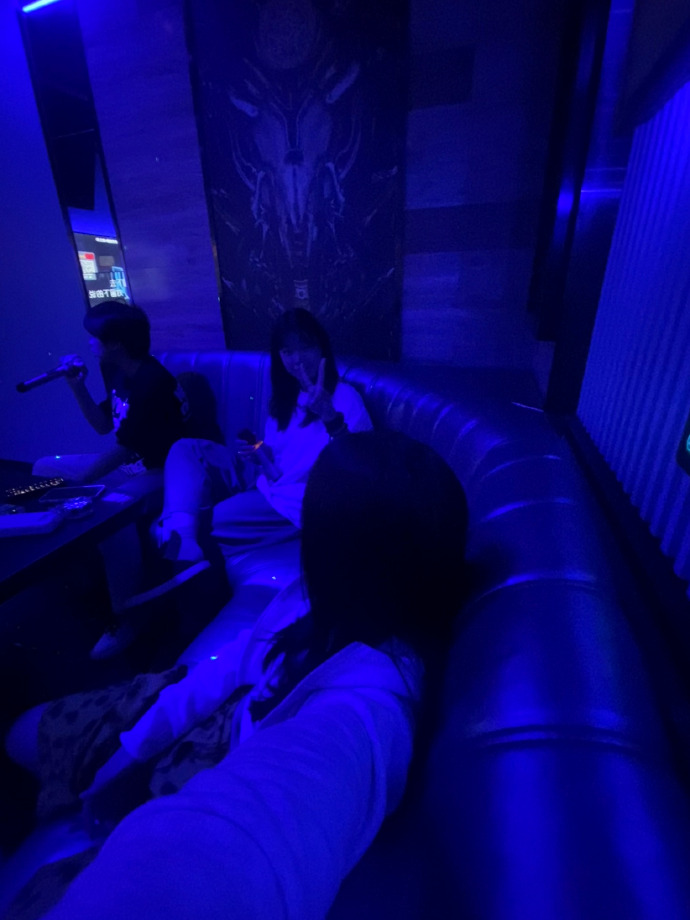 SadieGuishon's tweet photo. Noche de KTV llena de canciones, risas y buena vibra! Canta hasta quedarte sin voz con tus amigos, hoy la noche es tuya para brillar , https://t.co/p2Lxj0Wozc