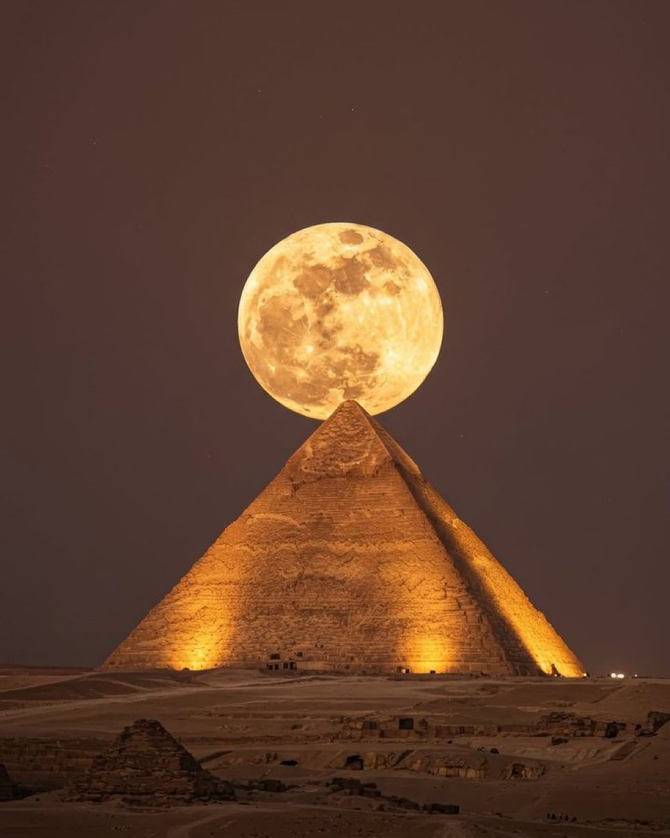 FrederickBvm's tweet photo. Moon above pyramid of Giza 🌕 https://t.co/Zm3PqNut9j