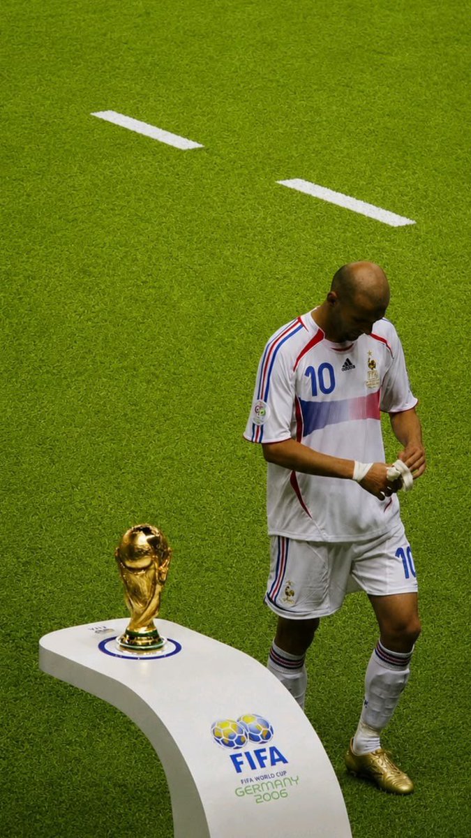 Mendes_PSG's tweet photo. Upamecano qui claque le match parfait pour prendre un rouge à la fin 

#FRAITA https://t.co/Rk7ArCXxnO