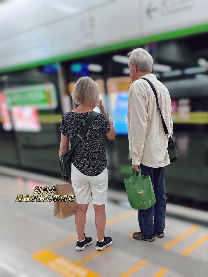 RiverBalemk's tweet photo. Un abuelo me ayudó a cargar las compras hasta el metro hoy, dijo que "la bondad no tiene edad". Me sentí el alma calentita https://t.co/WaiQF2uqGJ