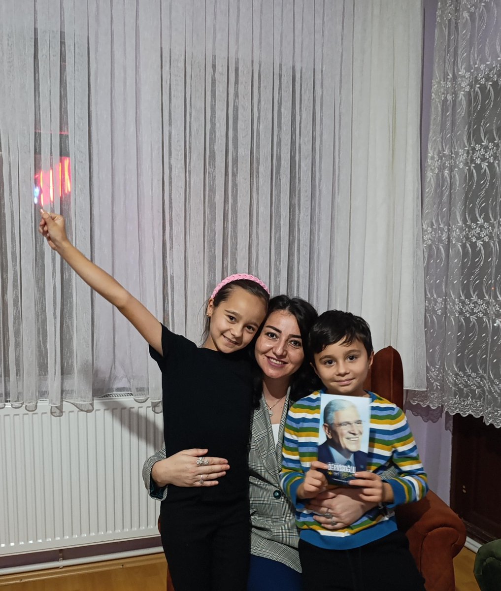 CihanurOncar's tweet photo. Bugün kıymetli Havva Hanım ve değerli ailesini ziyaret ederek Genel Başkanımız Sayın @MDervisogluTR'nun selamlarını ilettik.

Millet için, milletle birlikte… İYİ’liği büyütmeye devam edeceğiz. ☀️🇹🇷 https://t.co/IN3QsuSENR