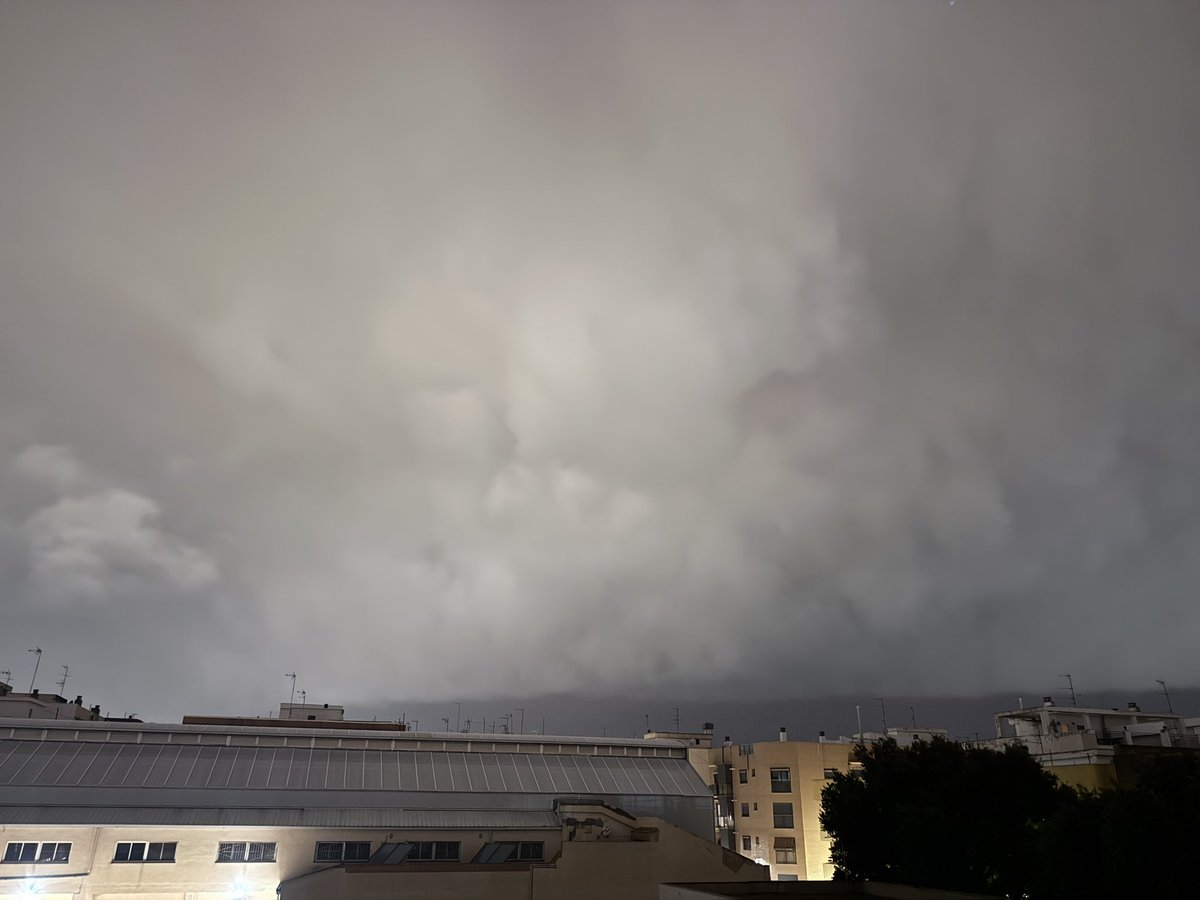 Josh737pilot's tweet photo. @Valencia_WX Nos acaba de pasar un frente de racha que ha empezado a volar todo, las fotos es hacia el interior (hacia donde se dirige) https://t.co/V5JKrlFt4O
