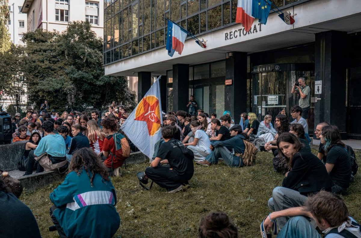 F_Desouche's tweet photo. Grenoble: une minute de silence devant le rectorat pour un lycéen mort imaginaire (supposément tabassé par des policiers alors qu'il faisait une crise d'épilepsie)
https://t.co/W2OFY0KgvL https://t.co/uWUGVEDyeB