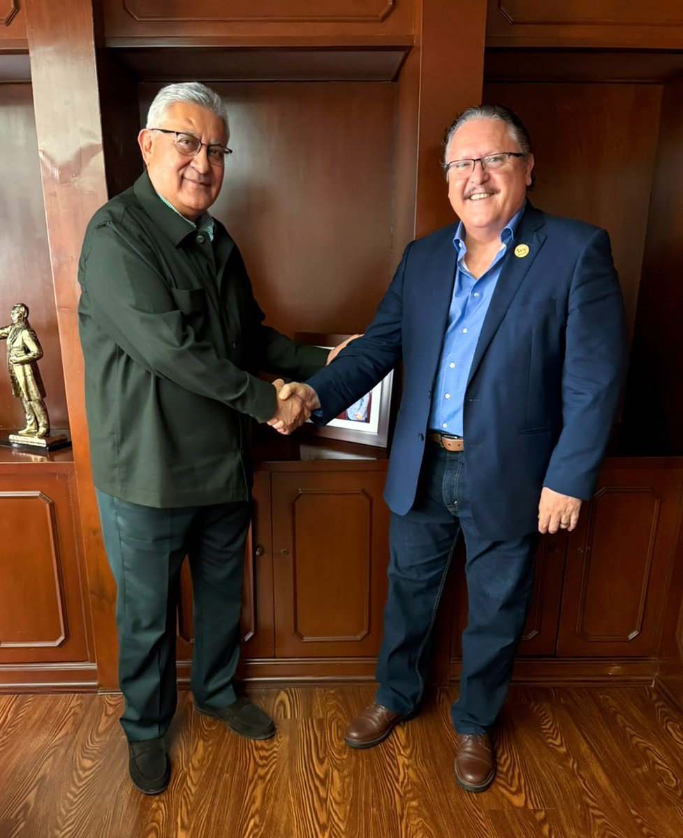 SnteNacional's tweet photo. 🟠 El Srio. Gral. del #SNTE, Mtro. @AlfonsoCepedaMx, se reunió con el Prof. Leonel de Jesús Mayorga Anaya, dirigente de @snte16oficial, para dar seguimiento a las demandas de los trabajadores de la educación en #Jalisco. Aseguró que habrá respuestas favorables ✅ #SNTEUnido https://t.co/ssWhJuhFpH