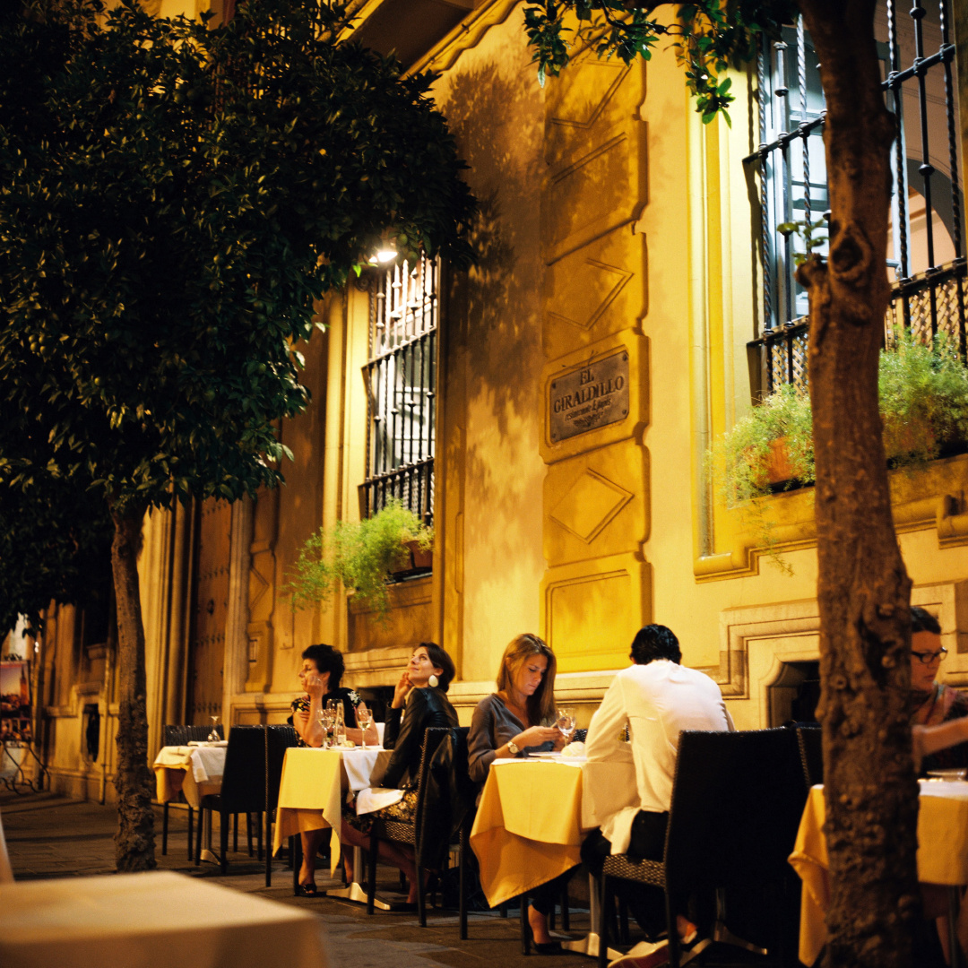 ReaganStewzk's tweet photo. Barcelona atardecer: café con churros en la terraza, el sol se esconde entre las casas de Gracia, la brisa lleva el aroma de naranjas.  #ViajesEnEspaa https://t.co/NfrBnLIupI