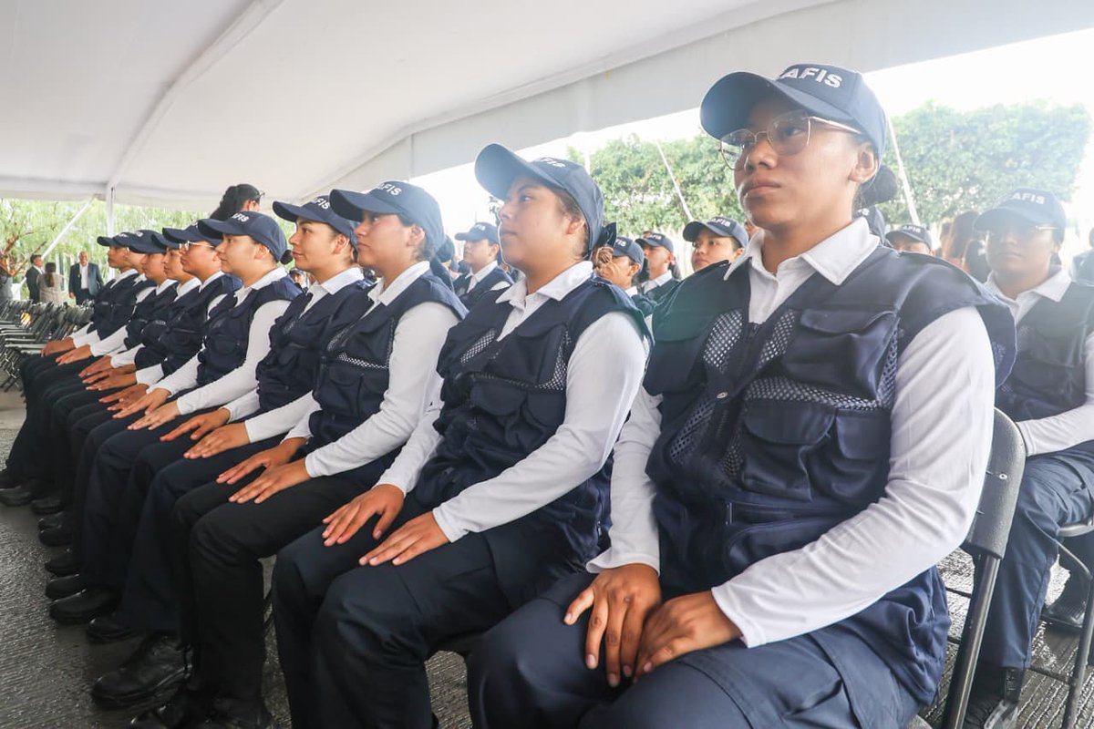 educacionqro's tweet photo. 🎓👮 #Querétaro suma una nueva opción para la formación profesional.

La secretaria de Educación, @MarthaSotoQro , participó en la colocación de la primera piedra de la Academia Internacional de Capacitación Policial, un proyecto que abre nuevas posibilidades de preparación especializada.

¡Enhorabuena por este paso que apuesta por la capacitación y por el desarrollo de las personas que forman parte de las instituciones de seguridad de nuestro estado! 💙

#EducaciónQuerétaro #CONTIGO