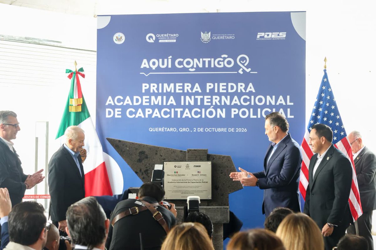 educacionqro's tweet photo. 🎓👮 #Querétaro suma una nueva opción para la formación profesional.

La secretaria de Educación, @MarthaSotoQro , participó en la colocación de la primera piedra de la Academia Internacional de Capacitación Policial, un proyecto que abre nuevas posibilidades de preparación especializada.

¡Enhorabuena por este paso que apuesta por la capacitación y por el desarrollo de las personas que forman parte de las instituciones de seguridad de nuestro estado! 💙

#EducaciónQuerétaro #CONTIGO