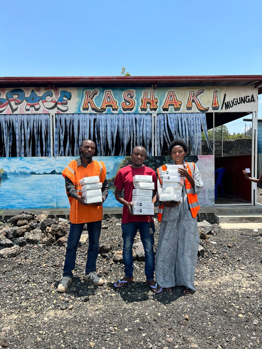 wokovuwayNGO's tweet photo. 🟥 #STOPSIDA , nous renforcons la prévention du #VIH auprès des professionnelles de sexe à Mugunga, Z.S Karisimbi #Goma
4 bars/bistrots visités, 15 boxes de préservatifs/Bar, soit 8640 préservatifs distribués pour soutenir la prévention communautaire en contexte de crise #Ebola https://t.co/GFfdKXrWA1