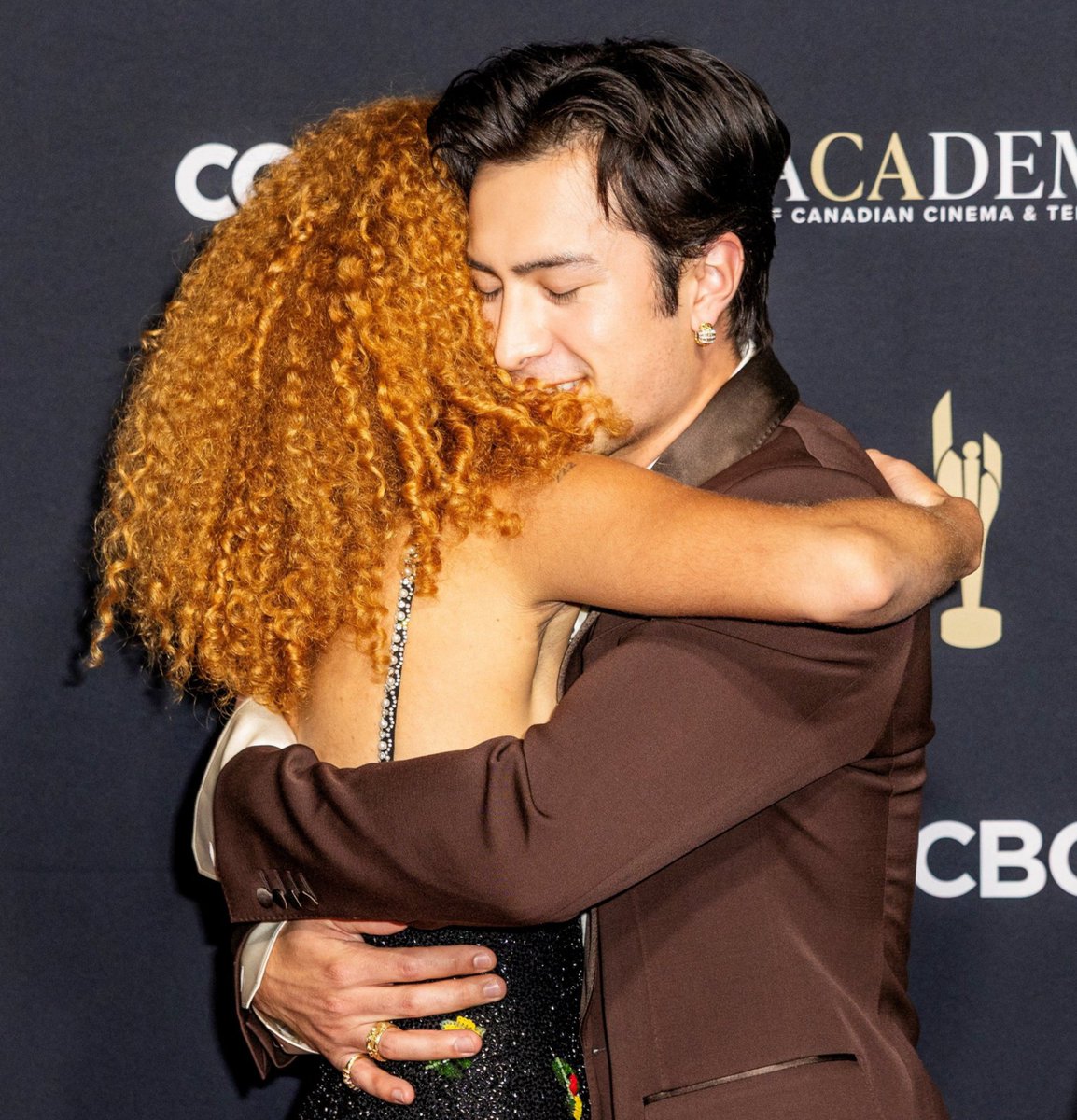 thehudprint's tweet photo. category is when you're so loved you become best friends with the part of the cast you don't even share scenes with https://t.co/xfAwL7MA2n