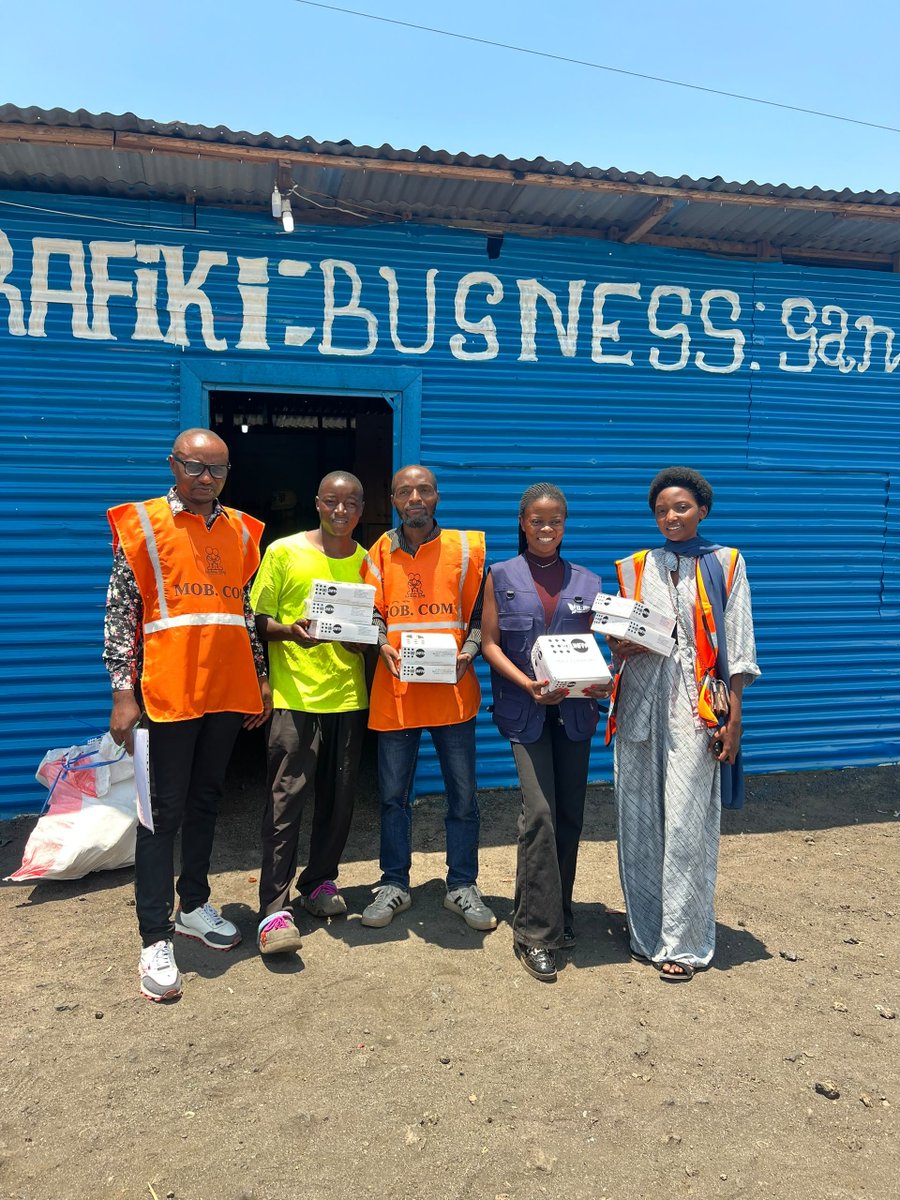 wokovuwayNGO's tweet photo. 🟥 #STOPSIDA , nous renforcons la prévention du #VIH auprès des professionnelles de sexe à Mugunga, Z.S Karisimbi #Goma
4 bars/bistrots visités, 15 boxes de préservatifs/Bar, soit 8640 préservatifs distribués pour soutenir la prévention communautaire en contexte de crise #Ebola https://t.co/GFfdKXrWA1