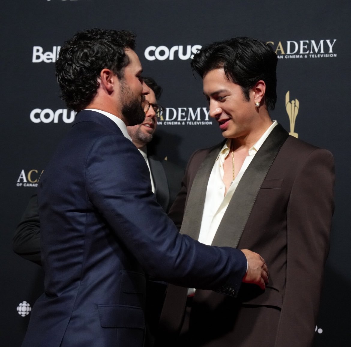 thehudprint's tweet photo. category is when you're so loved you become best friends with the part of the cast you don't even share scenes with https://t.co/xfAwL7MA2n
