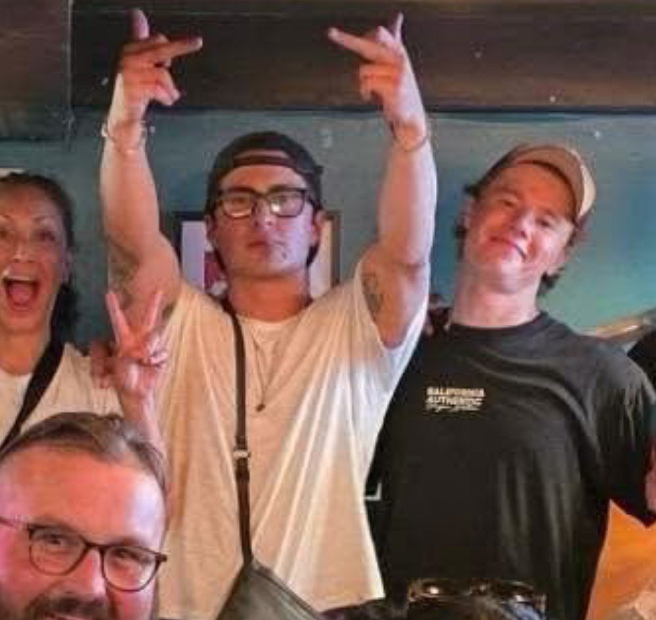 thehudprint's tweet photo. category is when you're so loved you become best friends with the part of the cast you don't even share scenes with https://t.co/xfAwL7MA2n