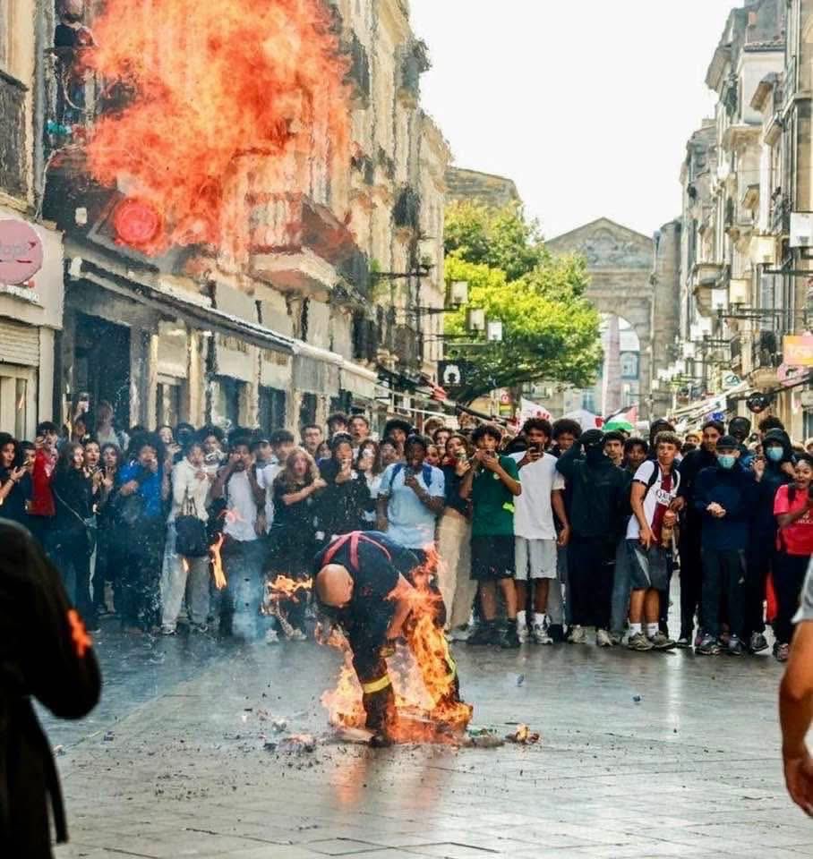 MariaAugustaVi7's tweet photo. Esta imagem não é IA… É é TERRÍVEL! 
Demonstra na perfeição o estado a que a Europa chegou, sob tutela do socialismo. 
Estamos entregues aos bichos! 😡 https://t.co/i9dsCH4qNC