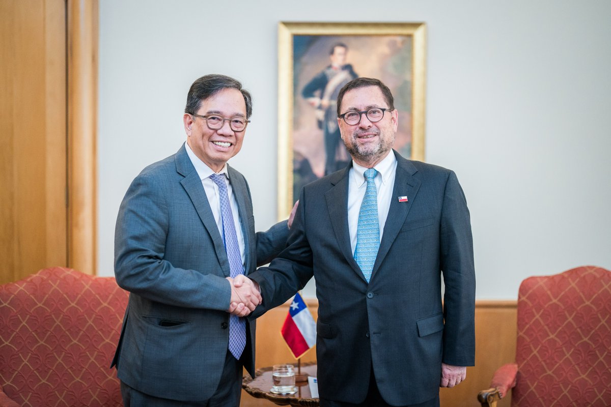 Minrel_Chile's tweet photo. El canciller Francisco Pérez Mackenna se reunió con el viceministro de RREE de Filipinas, Leo M. Herrera-Lim, al conmemorarse 80 años de relaciones diplomáticas. Abordaron oportunidades de comercio e inversión y la candidatura de Valparaíso al Tratado de Alta Mar. https://t.co/1OufWnm8gB