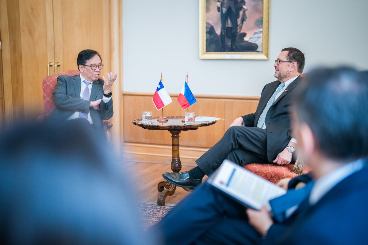 Minrel_Chile's tweet photo. El canciller Francisco Pérez Mackenna se reunió con el viceministro de RREE de Filipinas, Leo M. Herrera-Lim, al conmemorarse 80 años de relaciones diplomáticas. Abordaron oportunidades de comercio e inversión y la candidatura de Valparaíso al Tratado de Alta Mar. https://t.co/1OufWnm8gB