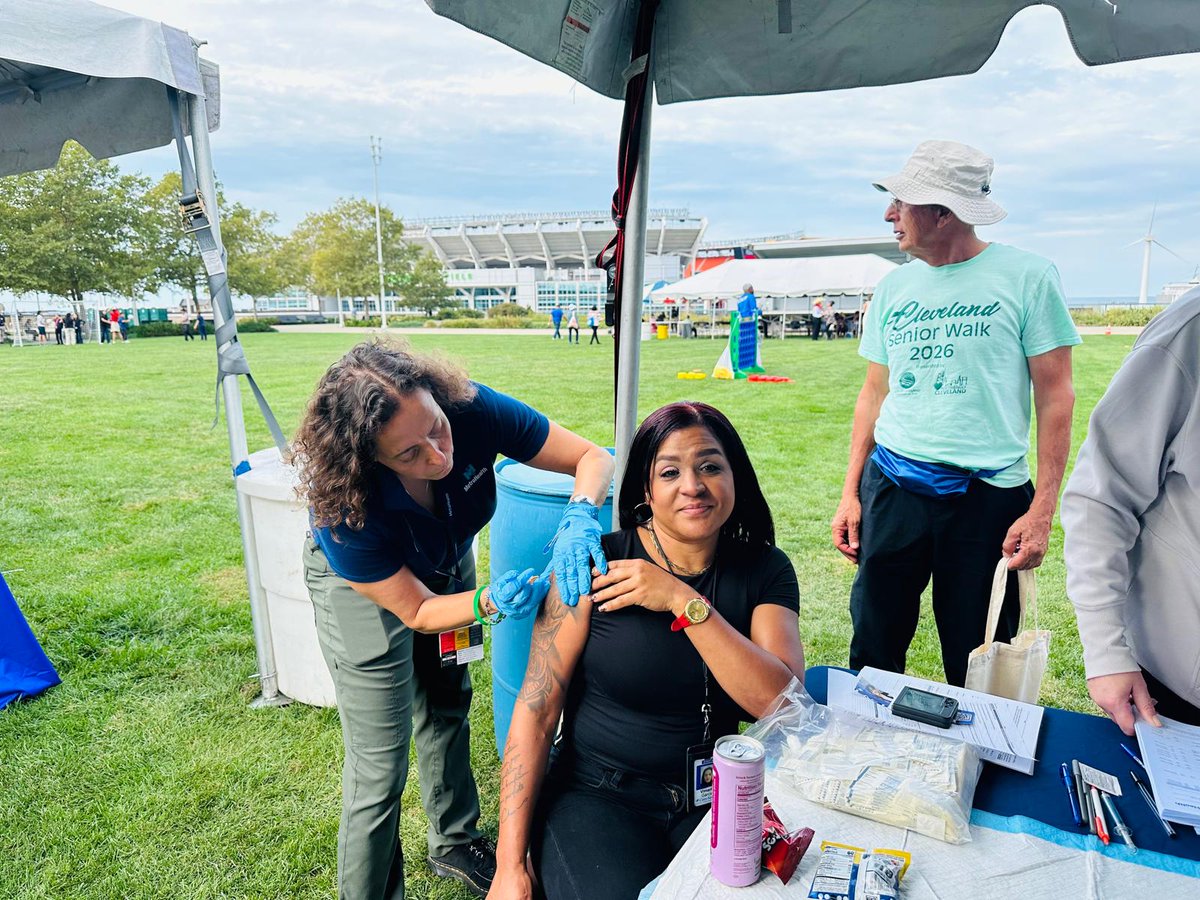 consulmexDET's tweet photo. La #VDS en Cleveland @metrohealthCLE participó en el Día Cultural Hispano, donde brindó información sobre los servicios y recursos de salud disponibles para la comunidad, además de aplicar vacunas contra la influenza, promoviendo la prevención y el cuidado de la salud. https://t.co/rqNSEmxRjO