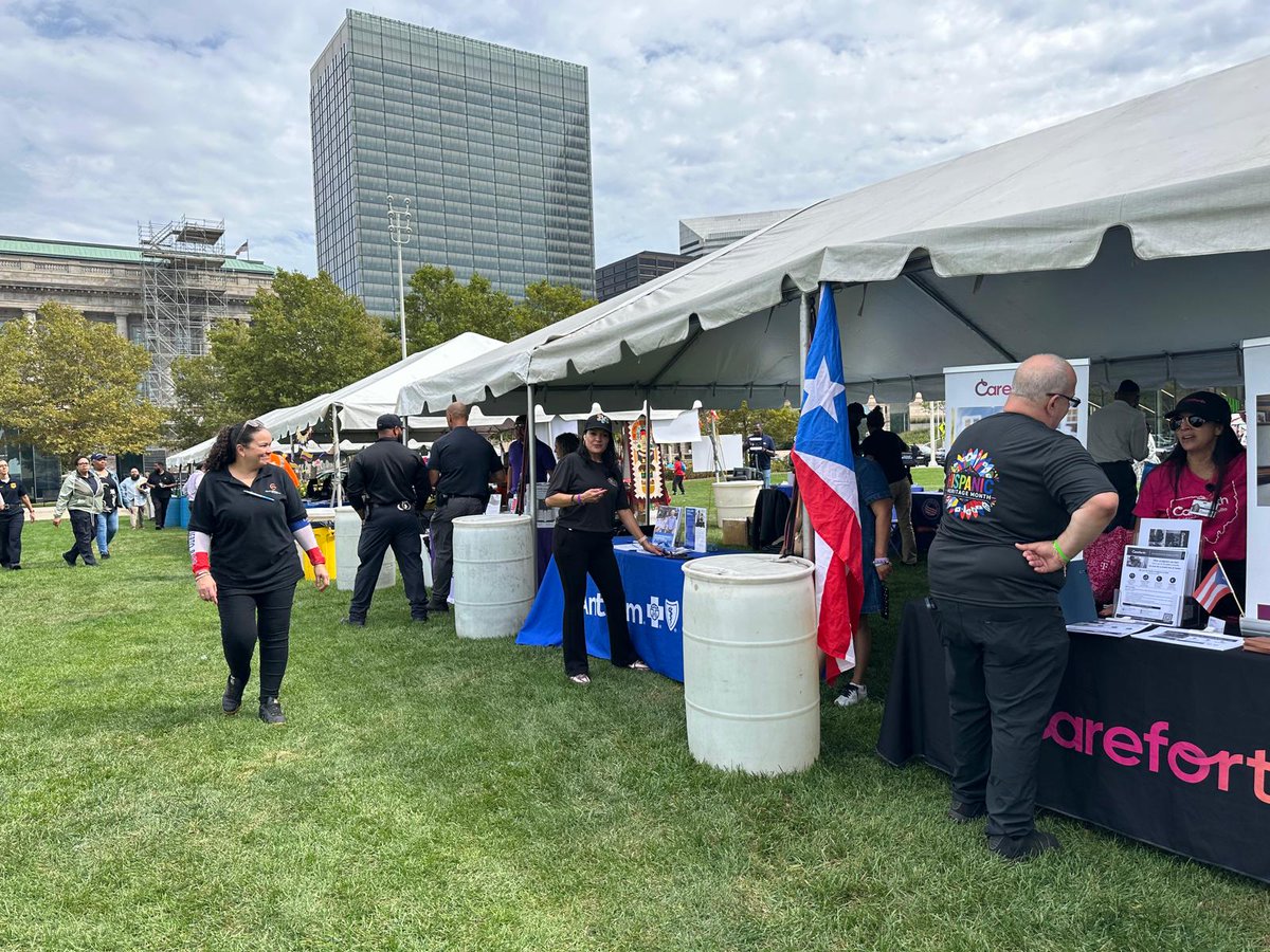 consulmexDET's tweet photo. La #VDS en Cleveland @metrohealthCLE participó en el Día Cultural Hispano, donde brindó información sobre los servicios y recursos de salud disponibles para la comunidad, además de aplicar vacunas contra la influenza, promoviendo la prevención y el cuidado de la salud. https://t.co/rqNSEmxRjO
