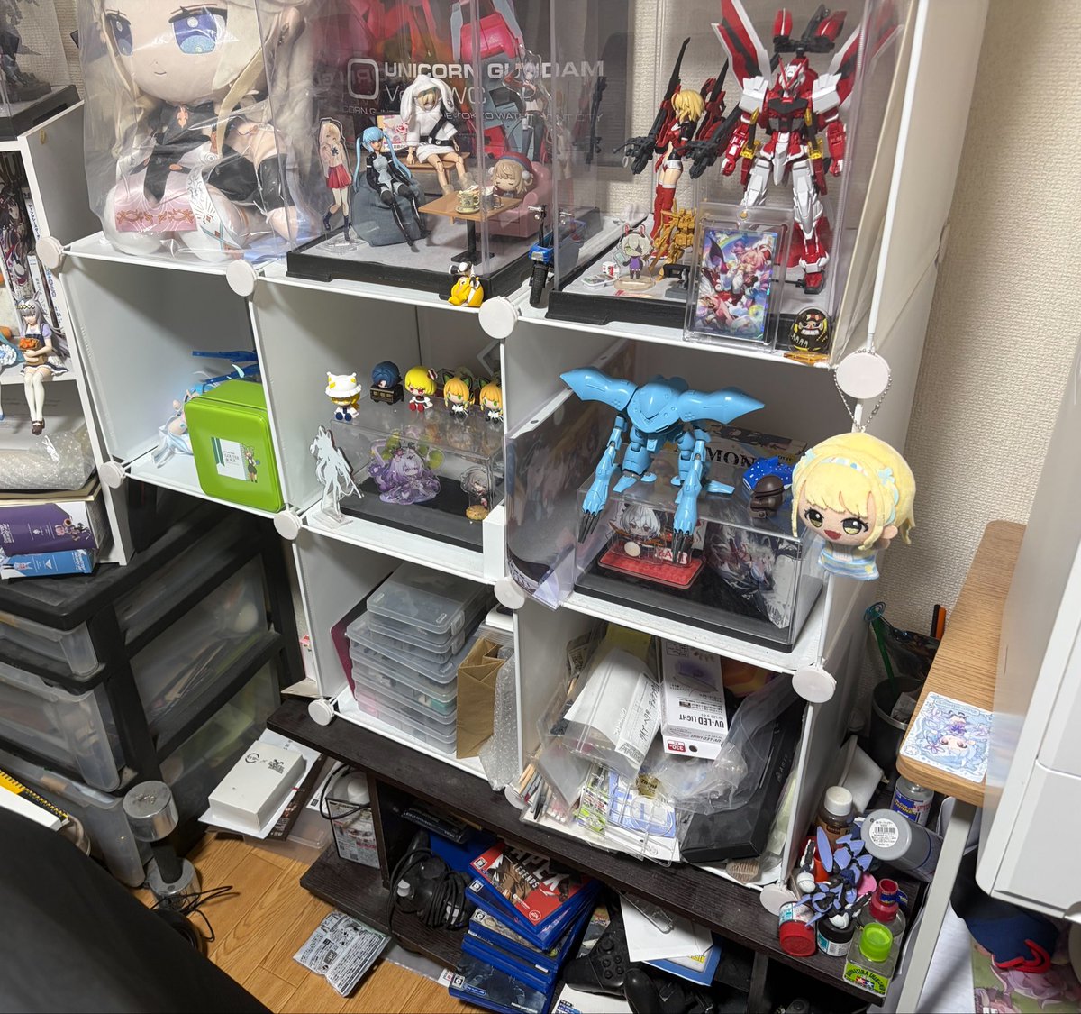Sakuya75_75's tweet photo. 友達が綺麗なフィギュアケース買ってていいなーって思ったので自分も買う事にした、収納ボックスはあんまり見栄え良くないと思ってたからいい機会 https://t.co/dFFfSCh9S3