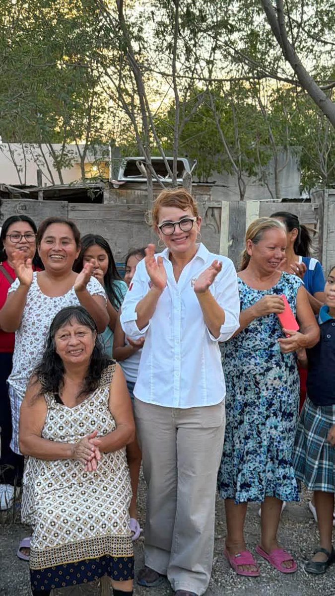 dominguez_migue's tweet photo. Magaly Deandar: “Yo sí regreso a las colonias de Reynosa”

La confianza no se gana con una visita para la foto ni prometiendo lo que nunca se cumple. Se gana regresando, escuchando y dando seguimiento. Así lo afirmó la diputada local Magaly Deandar, al reiterar que mantiene el compromiso de volver a las colonias de Reynosa para atender de cerca a las familias.

“Hay gente que te dice: ‘yo te aviso, yo regreso, yo te llamo’ y nunca vuelve. Conmigo es diferente. Cuando recorro una colonia, escucho a mi gente de Reynosa, me comprometo a regresar y sí regreso”, expresó.

Deandar señaló que escuchar a las familias es apenas el primer paso. Lo importante, dijo, es volver para conocer cómo avanzan sus planteamientos y seguir trabajando junto a ellas.

“Estar cerca de la gente no es ir una vez para la foto; es escuchar, dar seguimiento y volver. Así se construye la confianza y así vamos a seguir trabajando por Reynosa”, afirmó.

La legisladora destacó que el contacto directo con las familias permite conocer sus necesidades sin intermediarios y mantener un diálogo permanente en las colonias