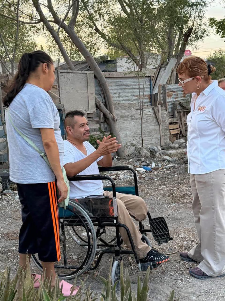 dominguez_migue's tweet photo. Magaly Deandar: “Yo sí regreso a las colonias de Reynosa”

La confianza no se gana con una visita para la foto ni prometiendo lo que nunca se cumple. Se gana regresando, escuchando y dando seguimiento. Así lo afirmó la diputada local Magaly Deandar, al reiterar que mantiene el compromiso de volver a las colonias de Reynosa para atender de cerca a las familias.

“Hay gente que te dice: ‘yo te aviso, yo regreso, yo te llamo’ y nunca vuelve. Conmigo es diferente. Cuando recorro una colonia, escucho a mi gente de Reynosa, me comprometo a regresar y sí regreso”, expresó.

Deandar señaló que escuchar a las familias es apenas el primer paso. Lo importante, dijo, es volver para conocer cómo avanzan sus planteamientos y seguir trabajando junto a ellas.

“Estar cerca de la gente no es ir una vez para la foto; es escuchar, dar seguimiento y volver. Así se construye la confianza y así vamos a seguir trabajando por Reynosa”, afirmó.

La legisladora destacó que el contacto directo con las familias permite conocer sus necesidades sin intermediarios y mantener un diálogo permanente en las colonias