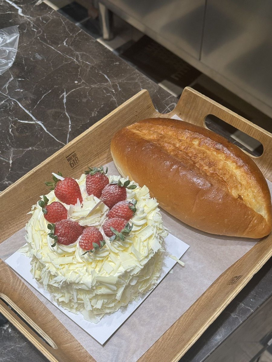 RoseDoexrta's tweet photo. Hoy compré sus pasteles de vainilla favoritos después del trabajo , la vi sonreír y me di cuenta de que las cosas pequeas son las mejores. https://t.co/4OeN2OlQWP