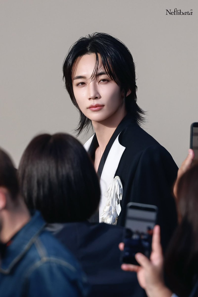 TheePopCore's tweet photo. SEVENTEEN’s Jeonghan looks so ethereal, like a modern prince, at the Givenchy show. https://t.co/WPaec4sSra
