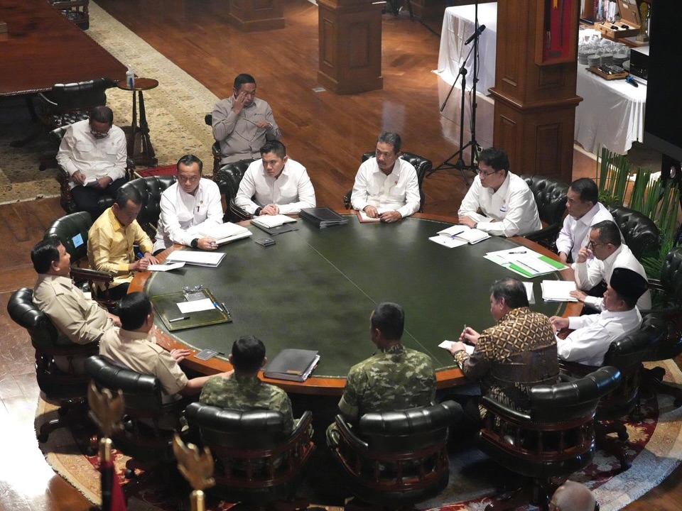 EmilyBrook18641's tweet photo. Presiden mengadakan rapat terbatas bersama anggota Kabinet Merah Putih untuk membahas perkembangan Perusahaan Mineral Nasional dan agenda hilirisasi ke depan.

Presiden menekankan bahwa penguatan perusahaan tersebut adalah langkah penting agar pengel... https://t.co/OAjZhTxMHq