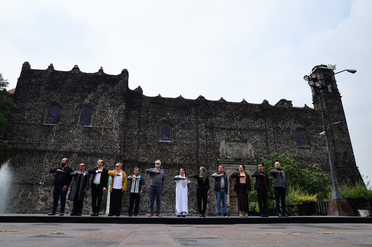ClaraBrugadaM's tweet photo. Quienes hoy gobernamos, somos orgullosos herederos del Movimiento del 68 y tenemos la responsabilidad de mantener viva su memoria, su lucha y su exigencia de justicia.

Las balas del 68 no pudieron callar la obstinación de creer que el mundo puede cambiar. Quisieron enterrar los sueños de una generación, pero esos sueños se convirtieron en semillas. 58 años después, siguen floreciendo en cada derecho conquistado, en cada lucha por la libertad y en cada joven que se atreve a imaginar y construir un país más justo.

¡2 de octubre no se olvida, es de lucha combativa!