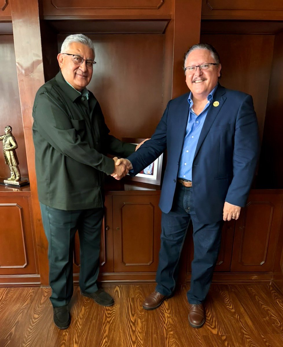SNTE16Leonel's tweet photo. Sostuve una reunión con el Srio. Gral. del #SNTE, Mtro. @AlfonsoCepedaMx, para dar seguimiento a las demandas de los trabajadores de la educación en #Jalisco. Aseguró que habrá respuestas favorables ✅ #SNTEUnido https://t.co/olRmisNqSx