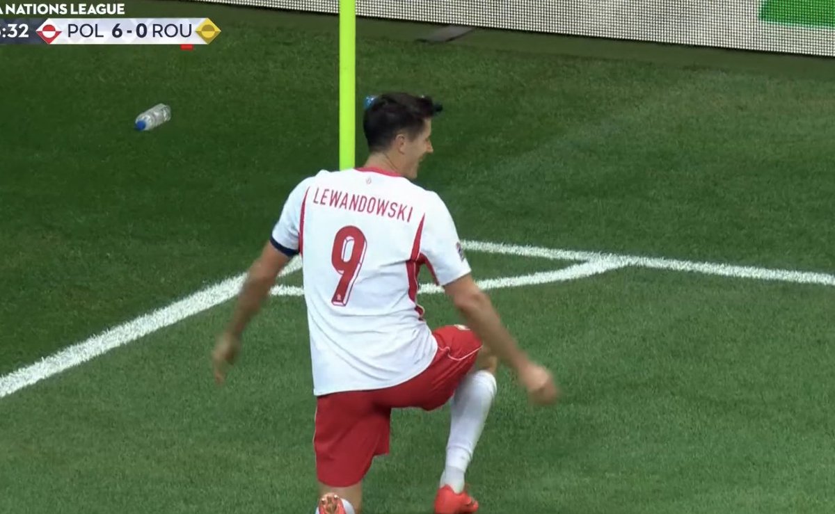 TouchlineX's tweet photo. 📸 - ROBERT LEWANDOWSKI IS 38 YEARS OLD AND STILL SCORING HAT-TRICKS FOR HIS COUNTRY!

THIS IS INSANE! ONE OF THE GREATEST STRIKER OF ALL TIME… AGING LIKE WINE! 🍷 https://t.co/SAhoF3WE8x