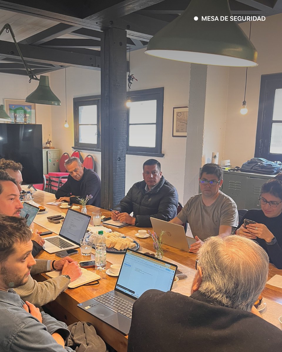 h_ciudadano's tweet photo. 🔹 Mesa de #Seguridad | Junto a diversos centros de estudio, nos reunimos para evaluar la trayectoria de la agenda de seguridad país y analizar consideraciones técnicas para los próximos pasos en la materia.

💡 Valoramos la oportunidad de reflexionar de manera conjunta. https://t.co/3yb7vSl2G7