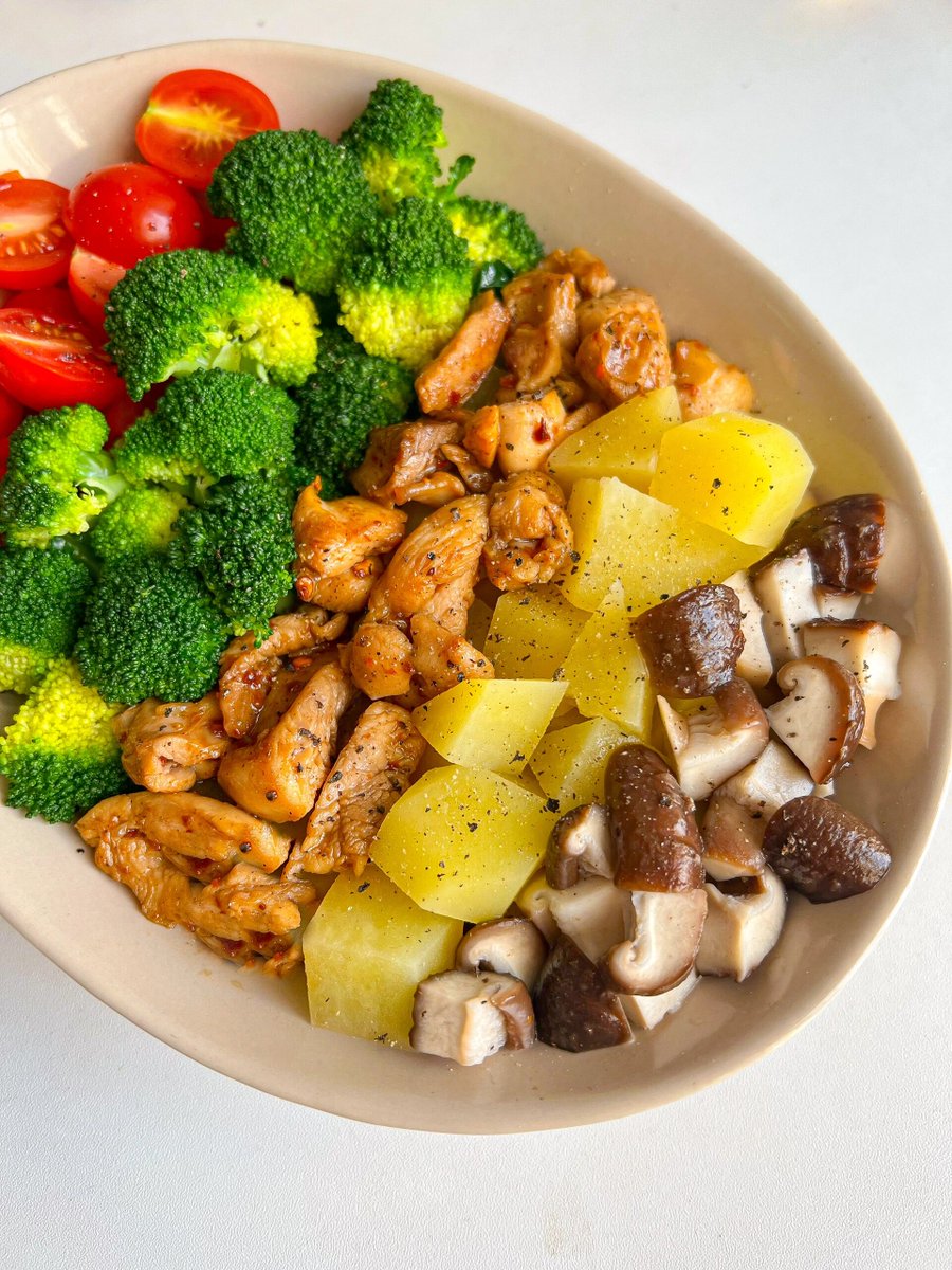 SloaneSwayzznh's tweet photo. Para tu dieta de pérdida de grasa: mix de ensalada con lechuga, tomate cherry, pollo a la parrilla y aderezo de yogur bajo en grasa. Delicioso y ligero! https://t.co/vek0P4LKTn