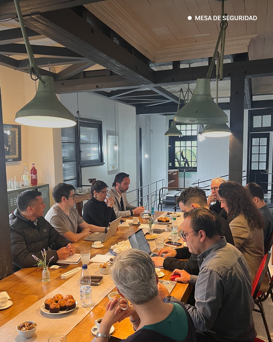 h_ciudadano's tweet photo. 🔹 Mesa de #Seguridad | Junto a diversos centros de estudio, nos reunimos para evaluar la trayectoria de la agenda de seguridad país y analizar consideraciones técnicas para los próximos pasos en la materia.

💡 Valoramos la oportunidad de reflexionar de manera conjunta. https://t.co/3yb7vSl2G7