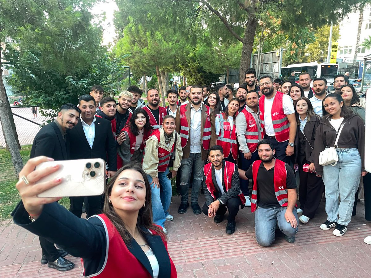 chpgenclik_gm's tweet photo. 📍Buca / İZMİR 

Gençlik Kolları Genel Başkanımız Berfin Karan, Genel Sekreterimiz Diyar Kesebir, Genel Başkan Yardımcılarımız Can Özdemir, Ali Övet ve Ali Baysal, İzmir İl Gençlik Kolları Başkanımız Hamzaali Mutlugüneş ile birlikte İzmir örgütümüzle bir araya geldik.

Kampüs Yolu’nda gençlerle buluştuk; üniversitelilerin sorunlarını, beklentilerini ve geleceğe dair sözlerini dinledik. “Yalnız Değilsin” broşürlerimizi gençlerle buluşturduk, esnafımızı ziyaret ettik. Gençliğin gündemini konuştuk, gençliğin sözünü sahaya taşıdık.

Gençlerin sözünü büyütüyor, mücadelemizi örgütümüzle birlikte sahada büyütüyoruz.