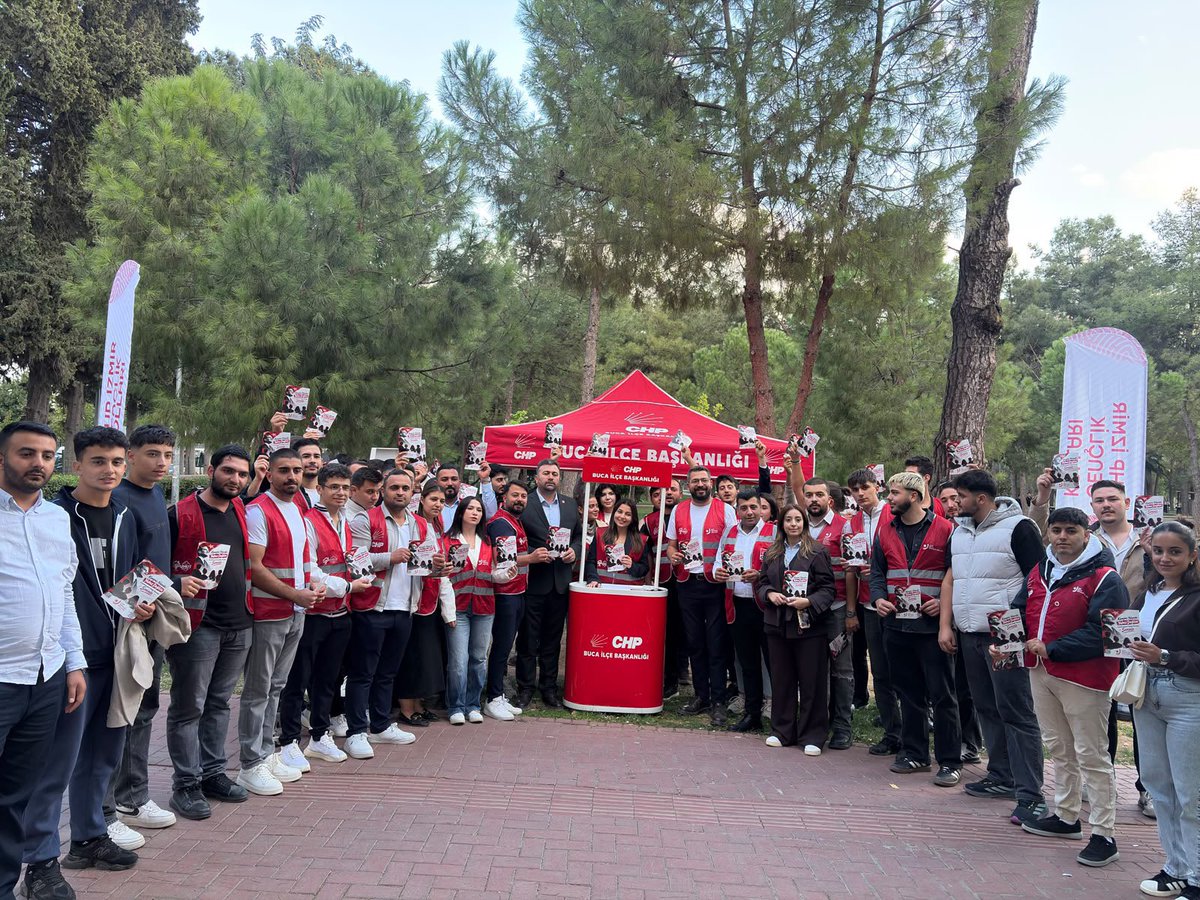 chpgenclik_gm's tweet photo. 📍Buca / İZMİR 

Gençlik Kolları Genel Başkanımız Berfin Karan, Genel Sekreterimiz Diyar Kesebir, Genel Başkan Yardımcılarımız Can Özdemir, Ali Övet ve Ali Baysal, İzmir İl Gençlik Kolları Başkanımız Hamzaali Mutlugüneş ile birlikte İzmir örgütümüzle bir araya geldik.

Kampüs Yolu’nda gençlerle buluştuk; üniversitelilerin sorunlarını, beklentilerini ve geleceğe dair sözlerini dinledik. “Yalnız Değilsin” broşürlerimizi gençlerle buluşturduk, esnafımızı ziyaret ettik. Gençliğin gündemini konuştuk, gençliğin sözünü sahaya taşıdık.

Gençlerin sözünü büyütüyor, mücadelemizi örgütümüzle birlikte sahada büyütüyoruz.