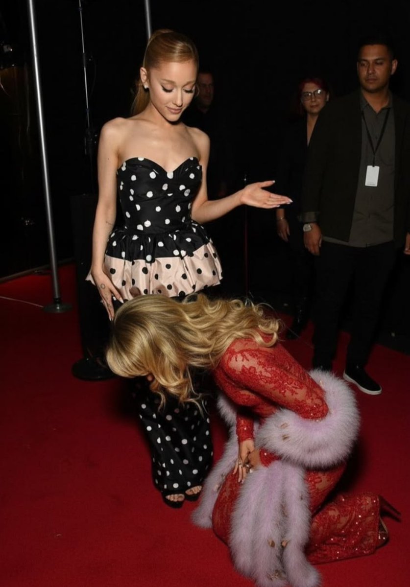 fanciefull's tweet photo. sabrina carpenter being so obsessed with Ariana grande and copying her every move: a thread 🧵 https://t.co/T2b2kBEnwI
