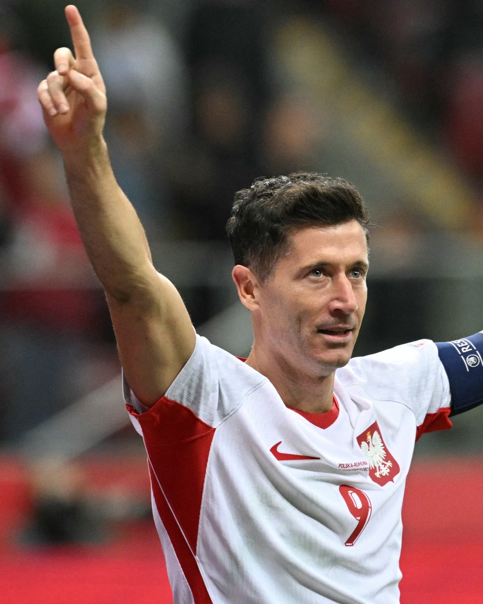 brfootball's tweet photo. Robert Lewandowski scores his seventh career Poland hat trick in a big 6-0 win over Romania 🍷 https://t.co/TbHPTQ7DYE
