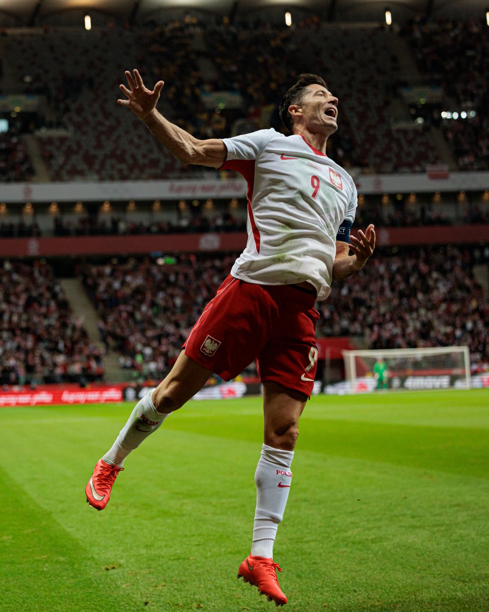 brfootball's tweet photo. Robert Lewandowski scores his seventh career Poland hat trick in a big 6-0 win over Romania 🍷 https://t.co/TbHPTQ7DYE