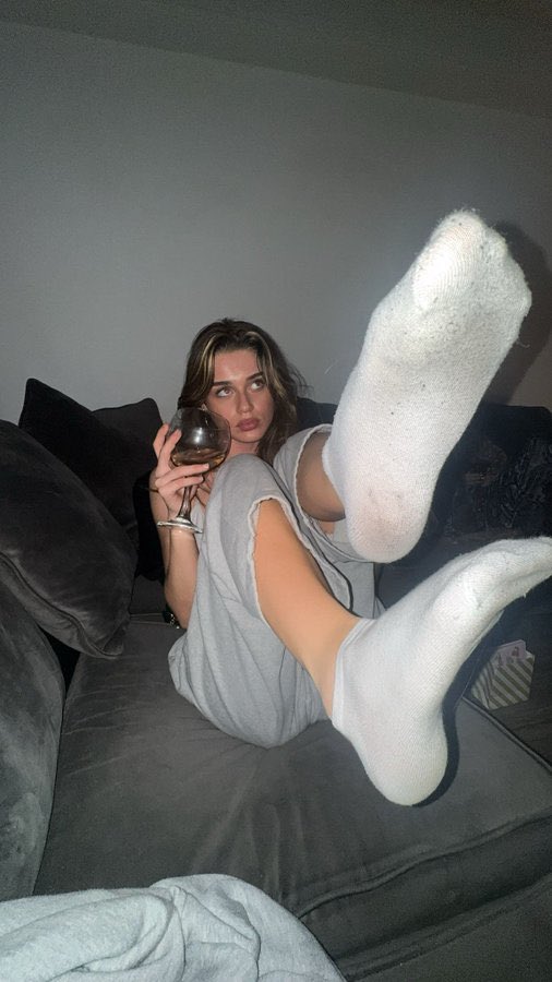 CarmellaaaBae's tweet photo. Gin drunk always makes me extra mean 😏🫦#gintime #findombully https://t.co/xJRB5fHaaX