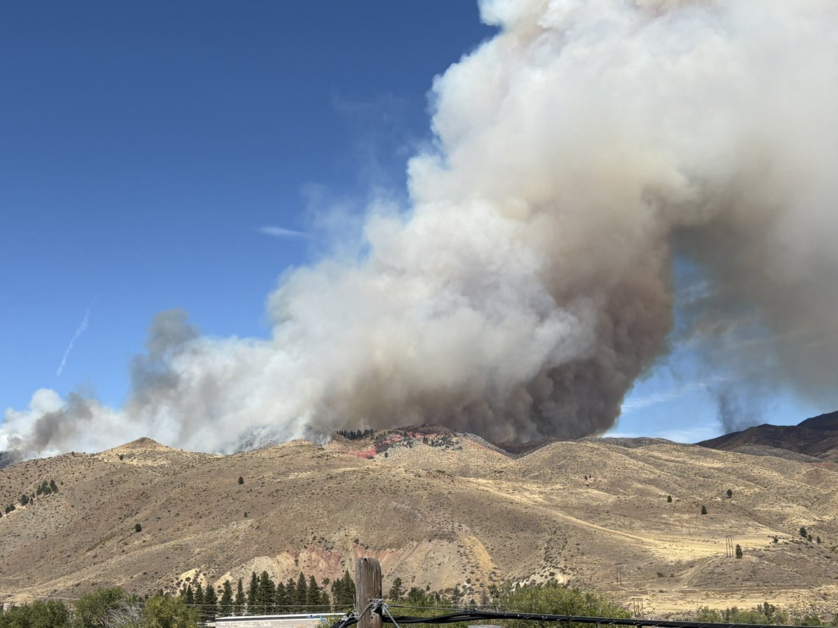 TMFPD's tweet photo. #Bullfire Approximately 150 acres.  Aircraft working lower flank to keep it on the hill.

Engines and crews working way in from the west.  Dozer working in from south.

‘Get Set’ evacs in place. Follow https://t.co/H9DVyseJ6T for updates. https://t.co/hmUOoL2RUG