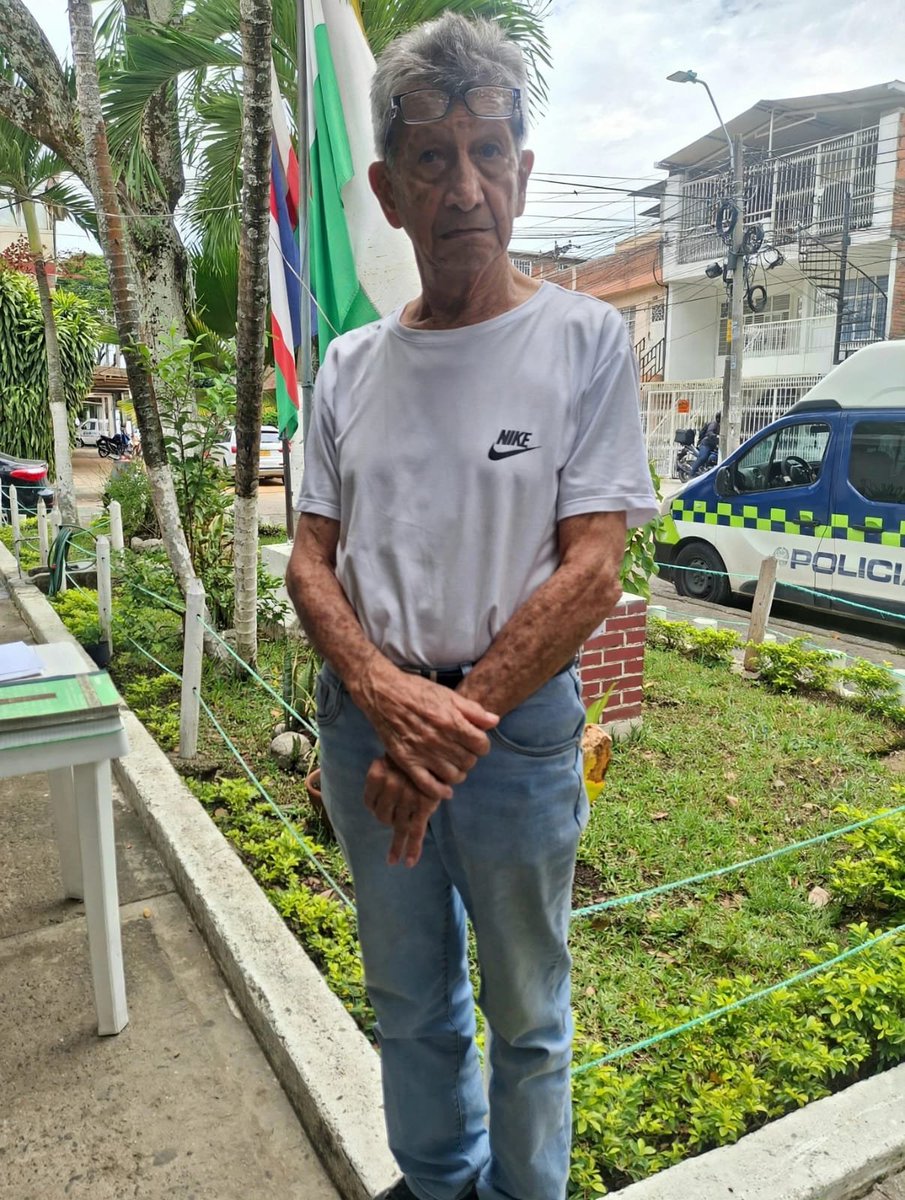 TwiterosCali's tweet photo. ¡AYÚDANOS A ENCONTRAR A SU FAMILIA!

Este adulto mayor asegura llamarse Heberth Bolaños y se encuentra en la Estación de Policía de Las Américas, junto aL CALI 8, en Cali.

No recuerda más información sobre su familia o su lugar de residencia.

Si lo conoces o conoces a sus familiares, por favor, acércate a la estación o comparte esta publicación para ayudarlo a regresar a casa.🙏

#ServicioSocial
#CaliSolidaria