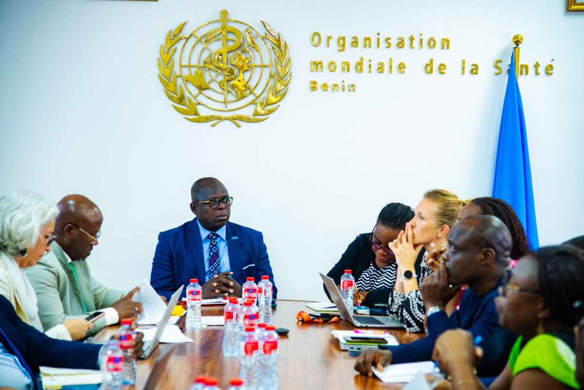 oms_benin's tweet photo. Réunis ce 1er octobre 2026, les partenaires techniques et financiers du secteur de la santé au #Bénin 🇧🇯 ont fait le point sur les grands chantiers stratégiques et les enjeux majeurs du secteur. 
Ensemble pour un système de santé plus résilient et performant https://t.co/EqiMj9OFYk