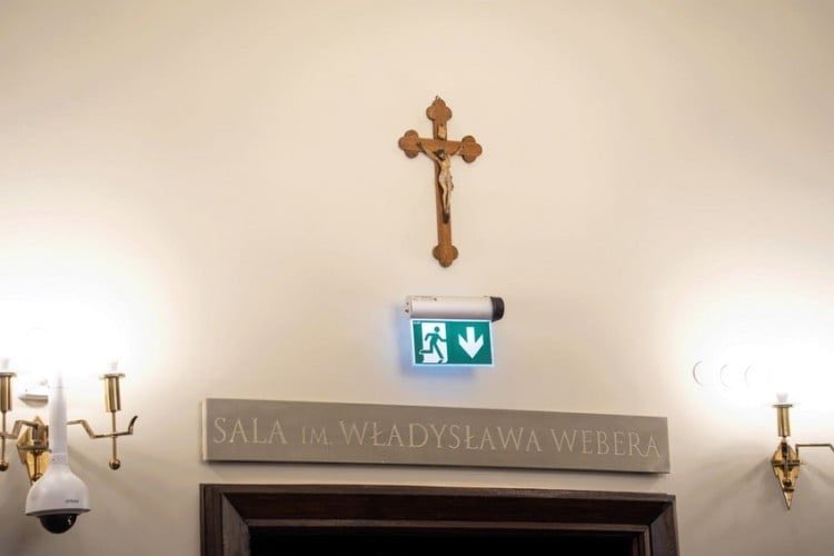 row_info_pl's tweet photo. KRZYŻ ZAWIŚNIE W SALI RADY MIASTA✝️

Już jutro rano opiszemy sprawę, która może wywołać dyskusję wśród radnych i mieszkańców.

Dlaczego zdecydowano się na taki krok? Kto o niego wnioskował i co na to radni?

Więcej jutro na ROW INFO. 👀 https://t.co/lHG1TV8ceg