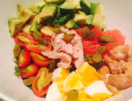 RyleeMerlijhlh's tweet photo. Hoy almorcé una ensalada fresca con aguacate, tomates cherry y queso rallado. Rápida, saludable y deliciosa para el día a día! https://t.co/Jf6P2exZIS
