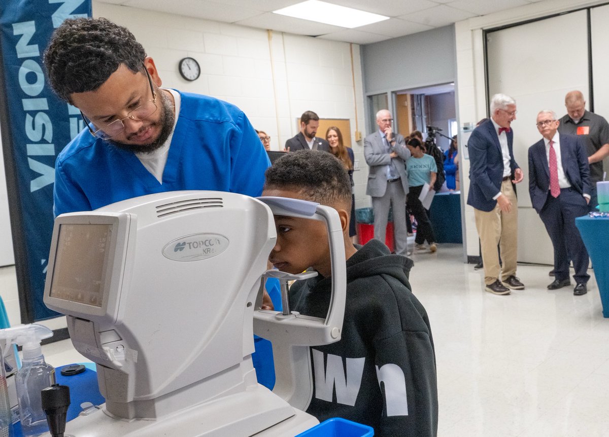 OHEducation's tweet photo. OhioSEE is Governor Mike DeWine's eyesight program for children, which brings vision services directly to schools serving K-3 students. OhioSEE currently serves 247 school districts in a 15-county area as part of a pilot program. 

Details: https://t.co/ZVmI6hPvYA https://t.co/xM4VgsO6RG