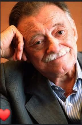 KateriSeraphina's tweet photo. VOLVERÉ
(Mario Benedetti)
Quand mon corps deviendra
poussière d’étoiles,
et que les ailes de mon âme
me porteront vers l’infini.
Je reviendrai dans une caresse du vent,
dans un frisson sur ta poitrine,
peut-être en colibri à ta fenêtre,
ou en papillon blanc dans ton jardin.
La marée haute te rappellera
tout ce que nous avons partagé,
les défis et les batailles remportées,
et ce que nous croyions perdu,
mais qui, au final, fut parfait.
Dans un parfum, tu me sentiras,
et à travers les lettres et les vers,
je te parlerai discrètement.
Je reviendrai parmi des nuages d’encens,
sous les gouttes de pluie,
au milieu des champs fleuris.
Et dans les froids hivers,
mon souvenir te donnera
une immense envie
de me serrer et m’embrasser.
Alors, les yeux fermés,
tu verras ma silhouette présente,
avec un sourire sur les lèvres.
Personne ne meurt vraiment
tant qu’on s’en souvient.
Et si je reste présent
dans tes douces mémoires,
je reviendrai souvent
te raconter mille histoires,
rire aux éclats avec toi,
pleurer parfois soudainement,
et crier au vent
cette absence qui blesse.
Mais n’oublie jamais
que mon amour comblera
cet espace vide
laissé par mon corps.
Je serai lumière dans la nuit,
je serai paix dans tes journées,
je serai une étreinte chaleureuse
dans les souvenirs de la vie. ❤️
Le monde littéraire