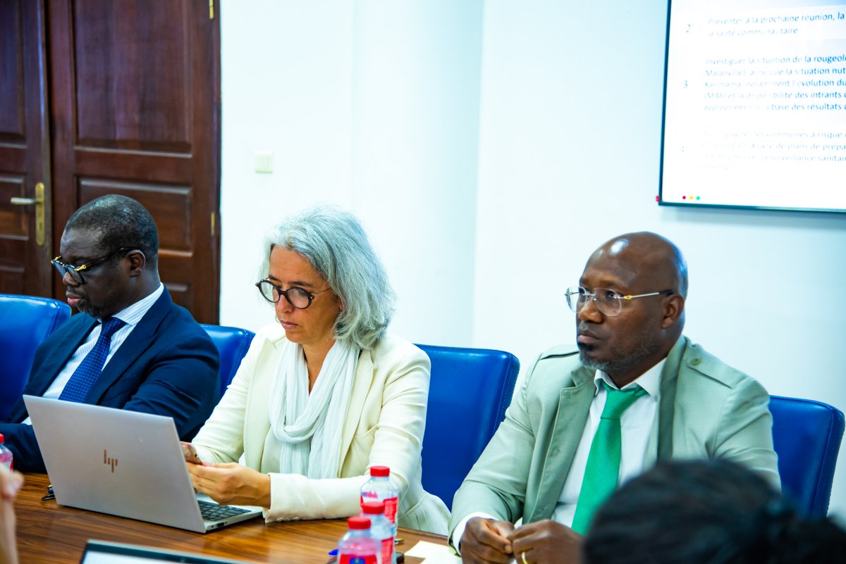 oms_benin's tweet photo. Réunis ce 1er octobre 2026, les partenaires techniques et financiers du secteur de la santé au #Bénin 🇧🇯 ont fait le point sur les grands chantiers stratégiques et les enjeux majeurs du secteur. 
Ensemble pour un système de santé plus résilient et performant https://t.co/EqiMj9OFYk