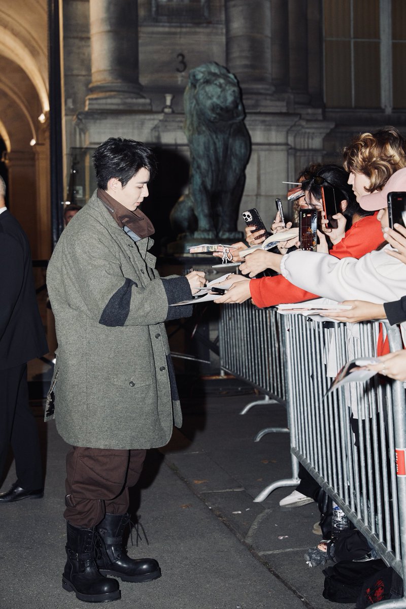 DomundiTV's tweet photo. WITH GRATITUDE TO YOHJI YAMAMOTO 📰 

Thank you to Yohji Yamamoto for having Zee Pruk @zee_pruk at Paris Fashion Week SS 2027. An honor to be part of the brand’s presentation and to experience its distinctive vision firsthand. 

ZEE PRUK IN PFW 2027
#YohjiYamamotoXZeePruk
#YohjiYamamoto
#ZeePruk