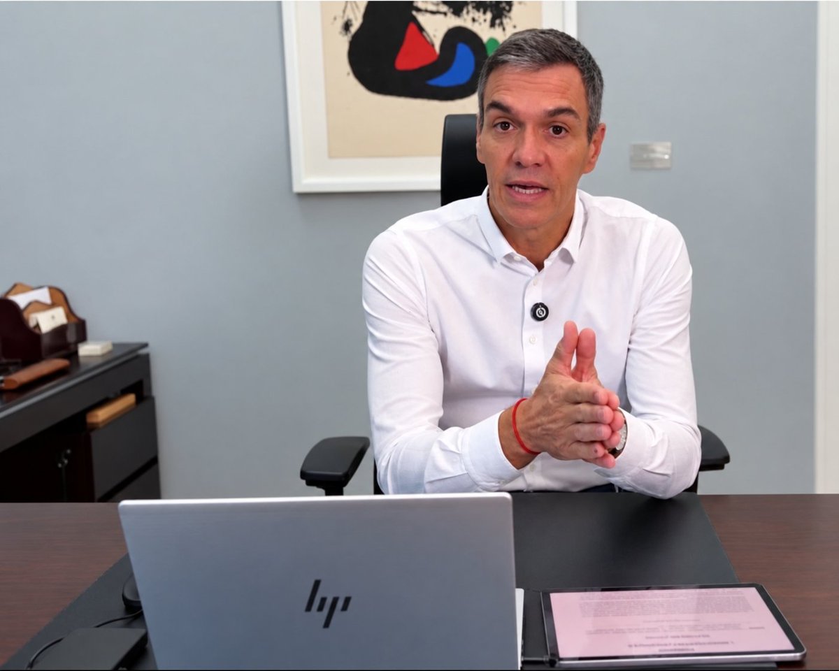 MediterraneoDGT's tweet photo. Pedro Sánchez tiene un portátil con sus iniciales https://t.co/Ku8HMxOCki